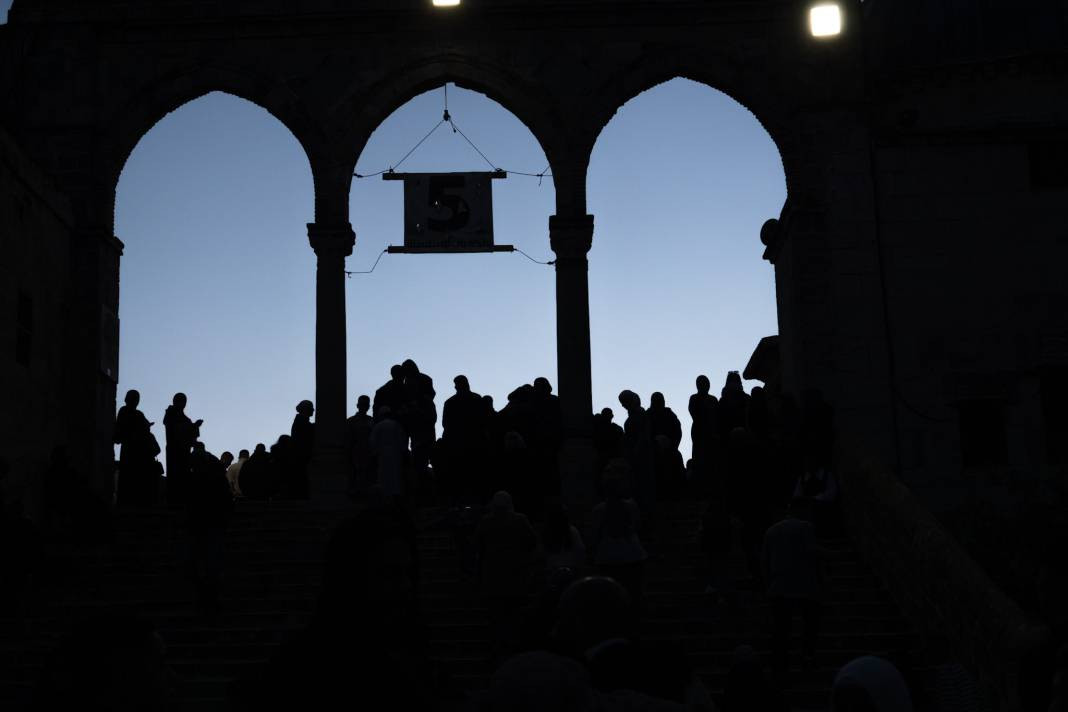 İsrail’in kısıtlamalarına rağmen akın ettiler: 120 Bin Filistinli Mescid-i Aksa’da saf tuttu - Resim: 40